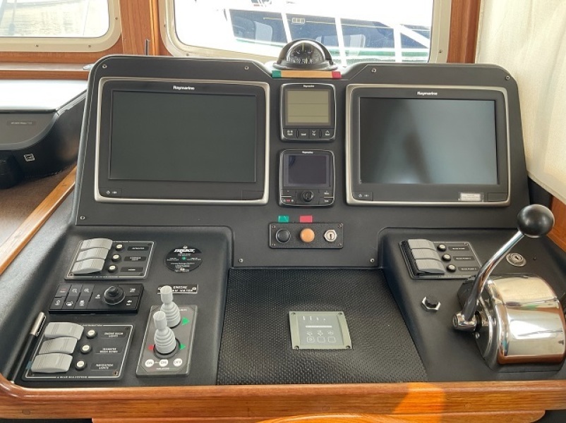 34' American Tug pilothouse helm2