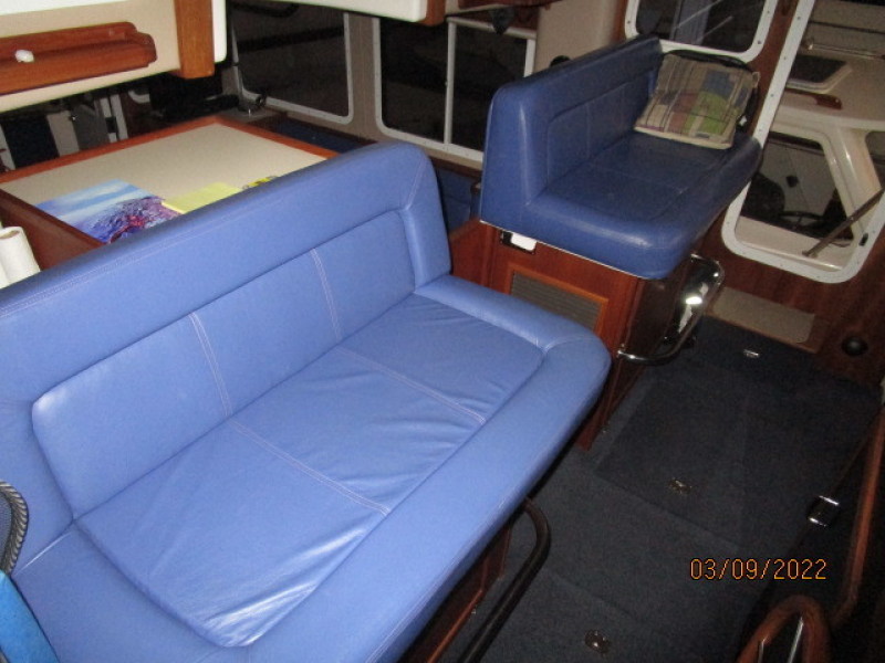 34' American Tug pilothouse seating