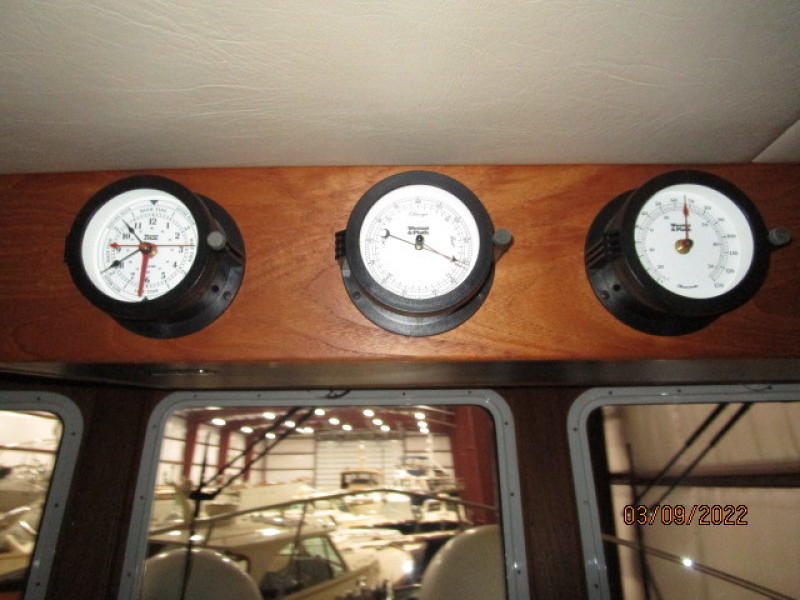 34' American Tug pilothouse electronics2