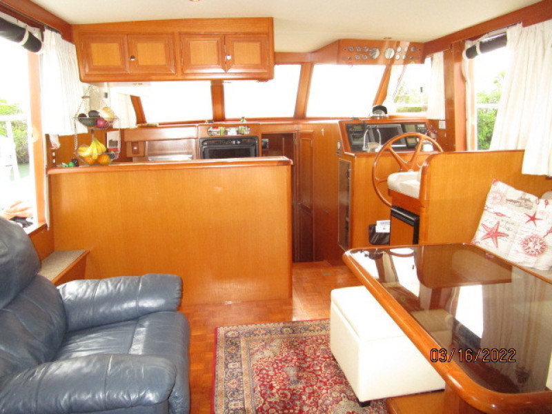 42' Ocean Alexander salon forward