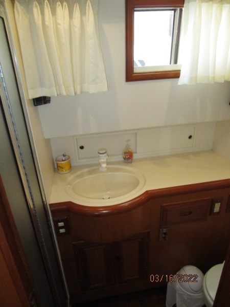 42' Ocean Alexander master stateroom head