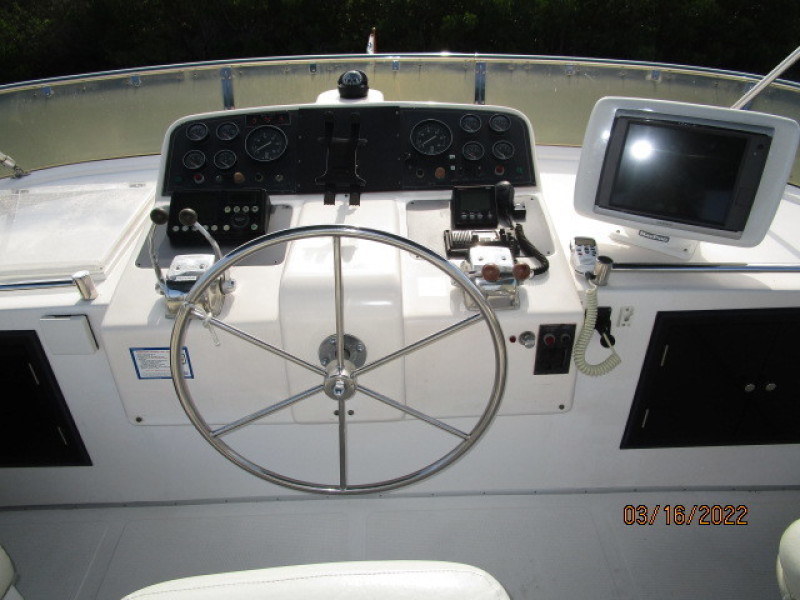 42' Ocean Alexander flybridge helm