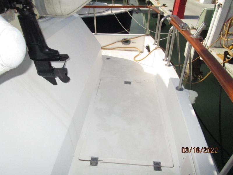42' Ocean Alexander aftdeck starboard