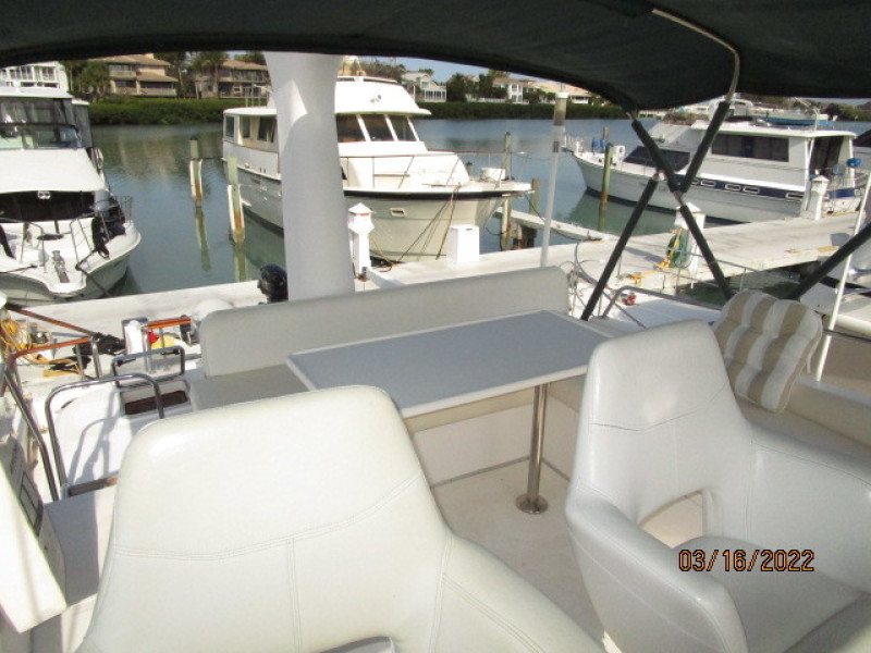 42' Ocean Alexander flybridgeaft