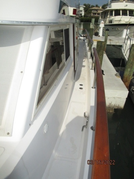 42' Ocean Alexander port side deck2