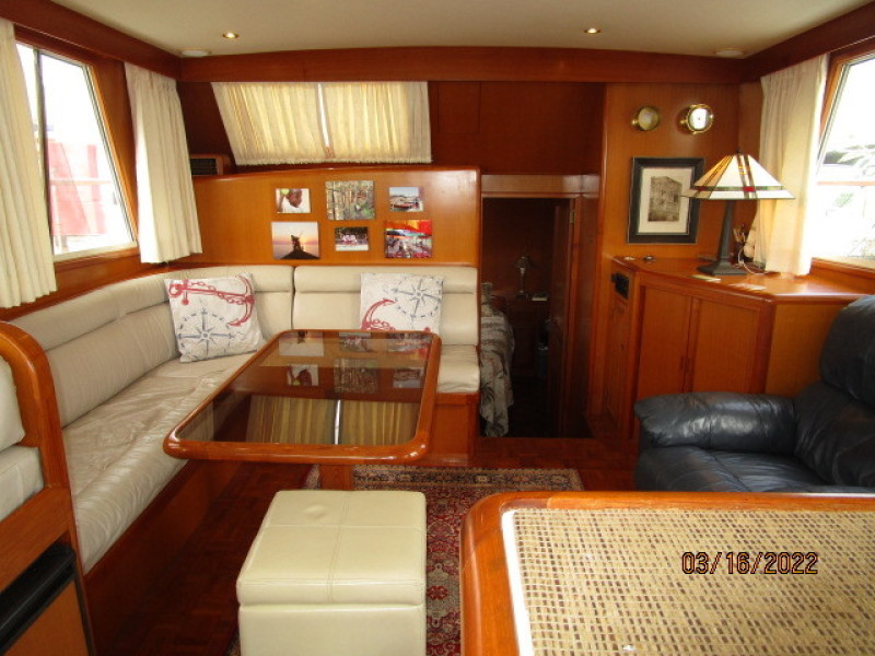 42' Ocean Alexander salon aft
