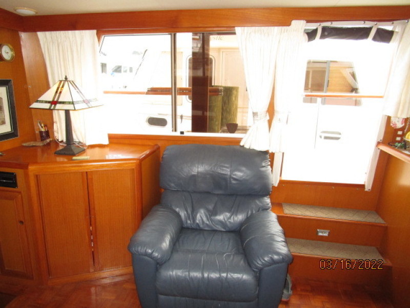 42' Ocean Alexander salon port