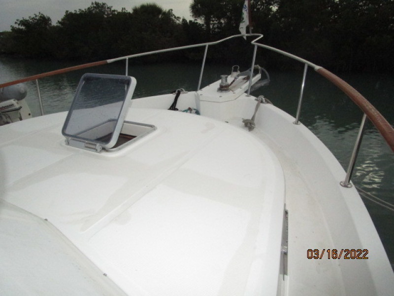42' Ocean Alexander foredeck2