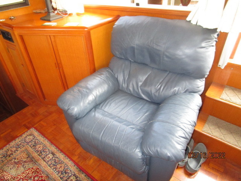 42' Ocean Alexander salon port seating