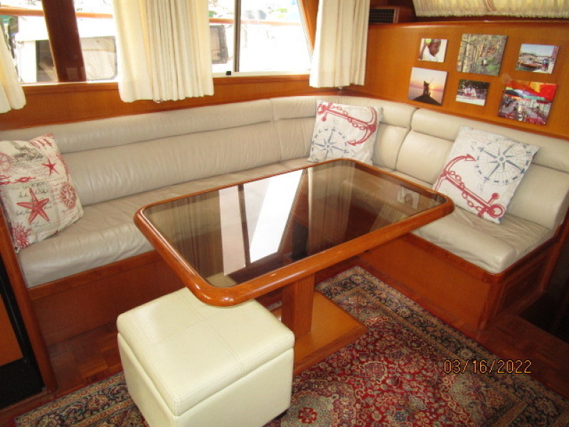 42' Ocean Alexander salon starboard seating