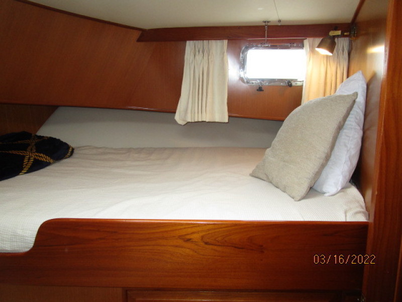 42' Ocean Alexander guest stateroom starboard