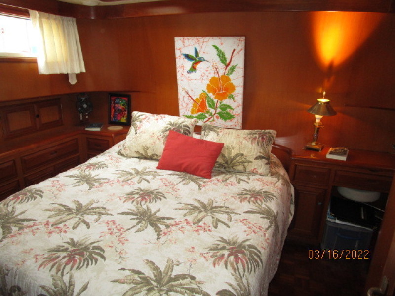42' Ocean Alexander master stateroom