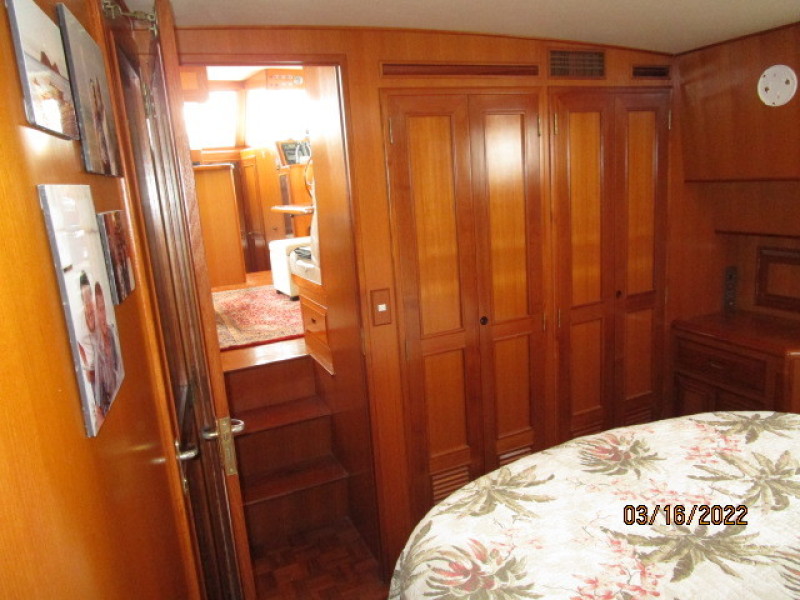 42' Ocean Alexander master stateroom forward