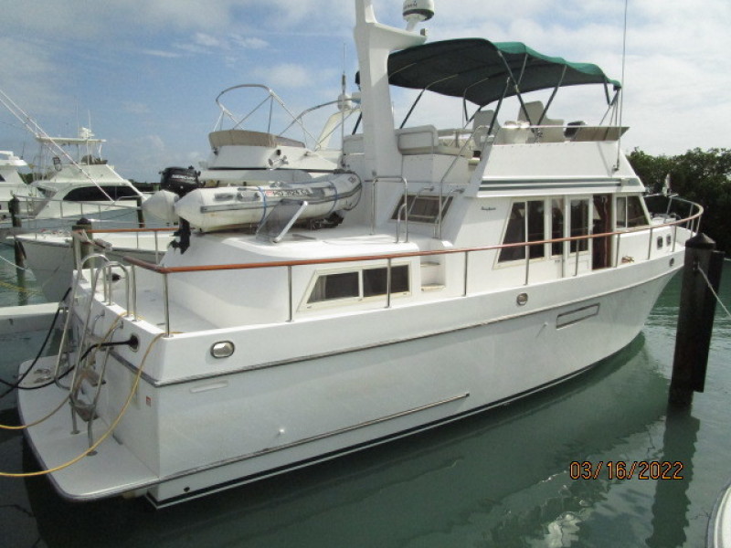 42' Ocean Alexander starboard aft profile