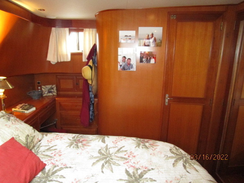 42' Ocean Alexander master stateroom port