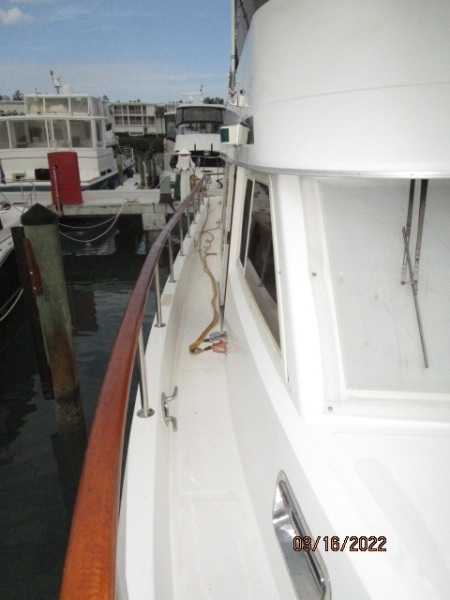 42' Ocean Alexander starboard side deck2