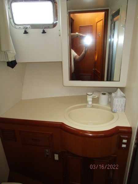 42' Ocean Alexander guest stateroom head