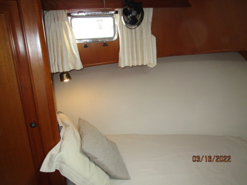 42' Ocean Alexander guest stateroom port
