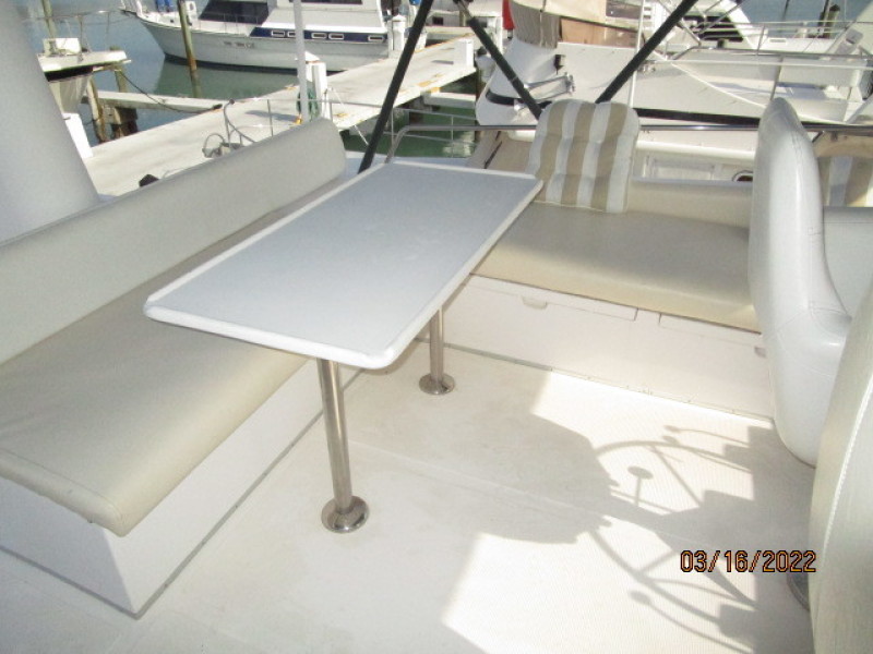 42' Ocean Alexander flybridge seating