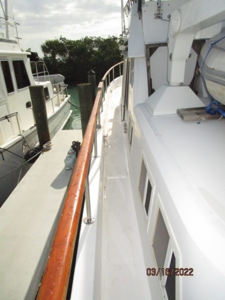 42' Ocean Alexander port side deck1