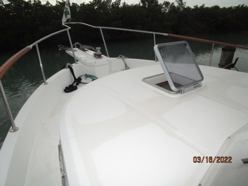 42' Ocean Alexander foredeck1