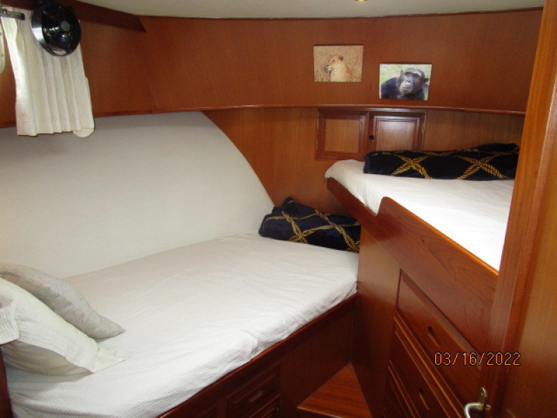 42' Ocean Alexander guest stateroom