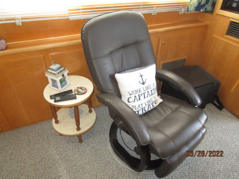 44' Navigator salon starboard seating