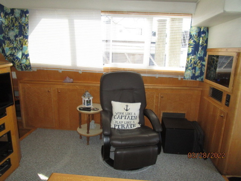 44' Navigator salon starboard