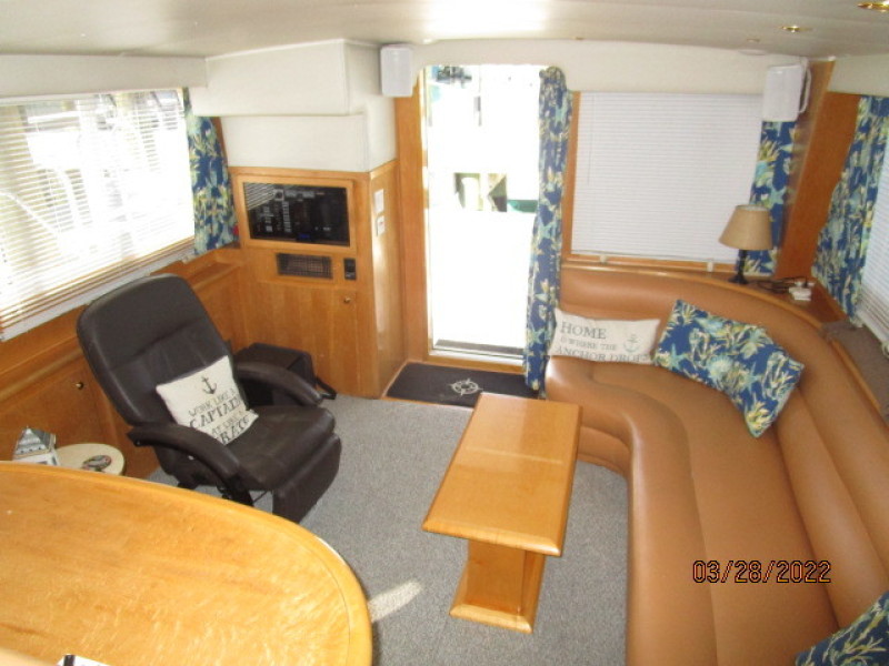 44' Navigator salon aft