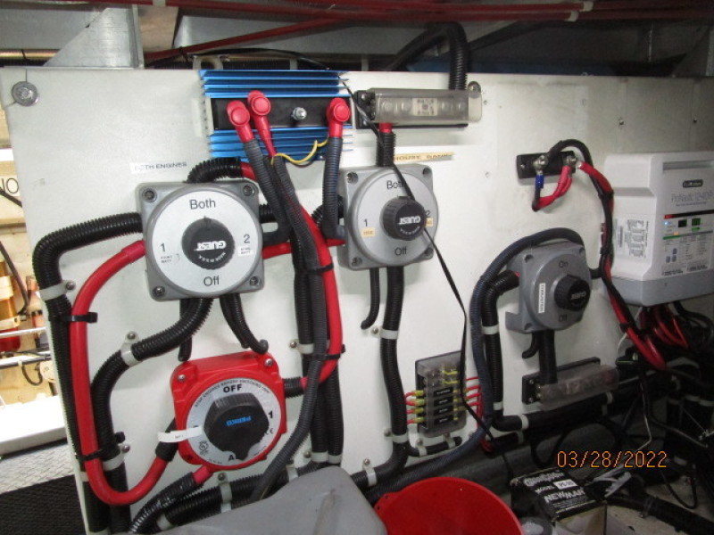 44' Navigator battery switches