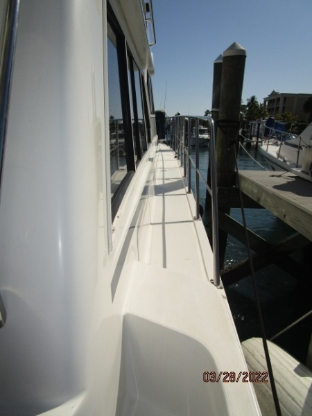 44' Navigator starboard side deck2