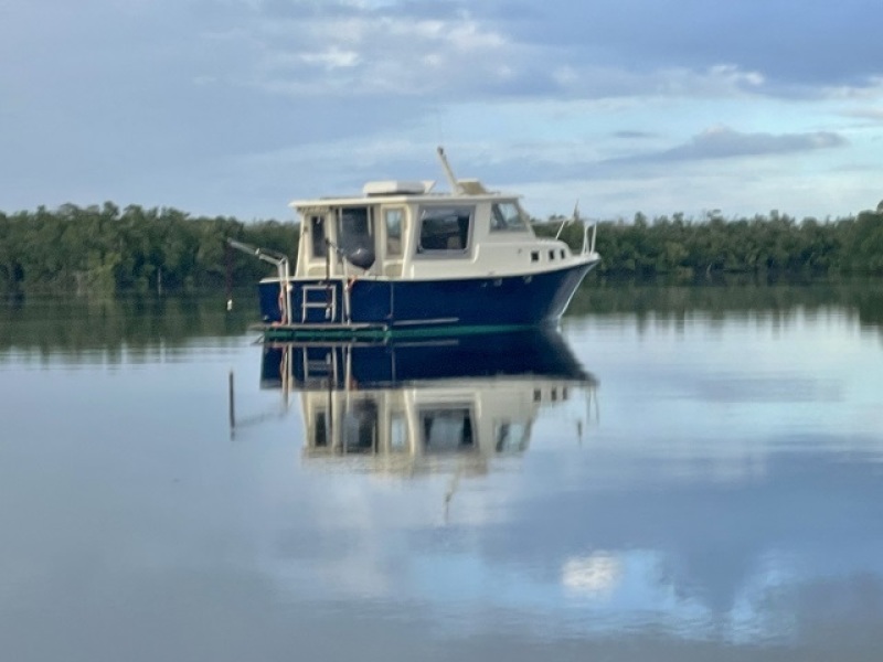 27' Albin starboard aft profile