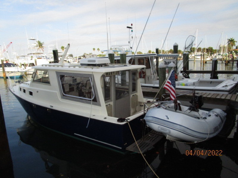 27' Albin port aft profile