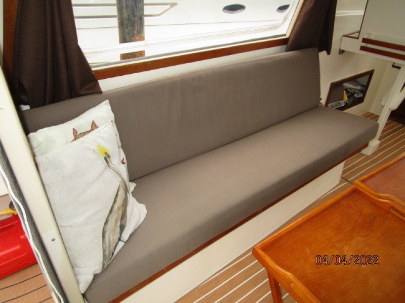 27' Albin salon port seating