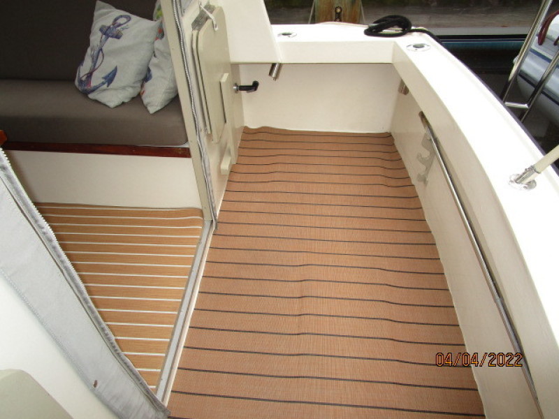 27' Albin cockpit starboard