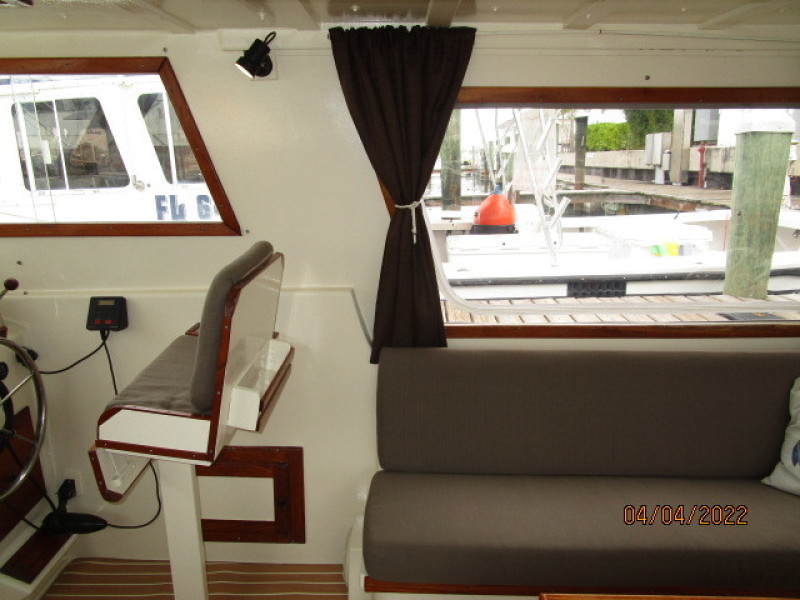 27' Albin salon starboard
