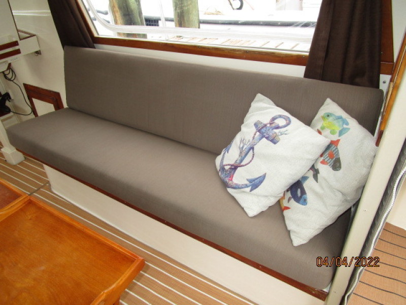27' Albin salon starboard seating