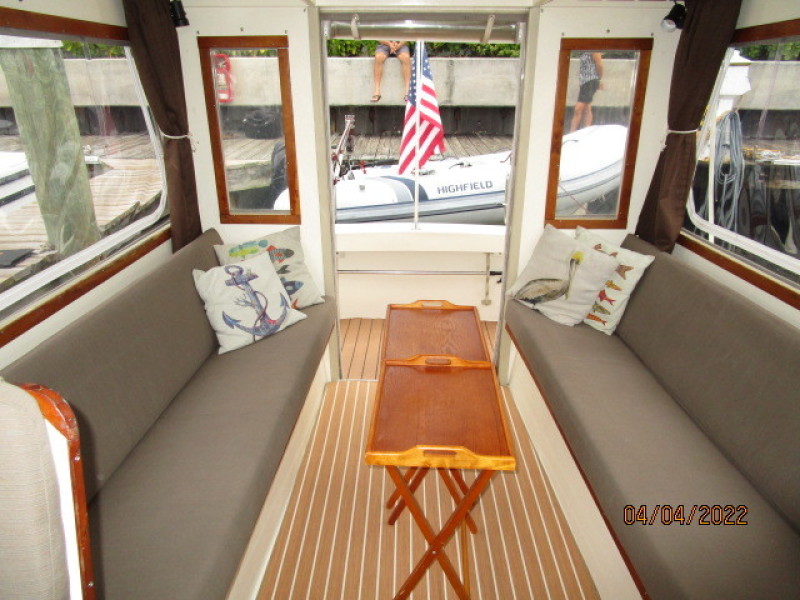27' Albin salon aft