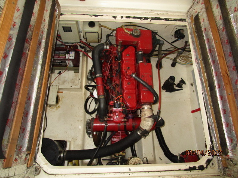 27' Albin engine room