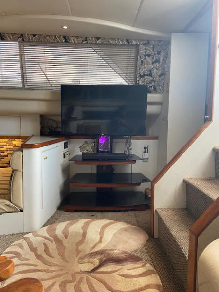 Salon starboard