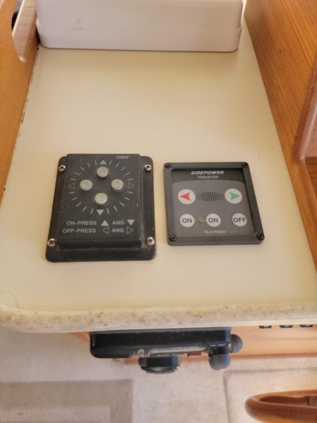 2000 Mainship 390