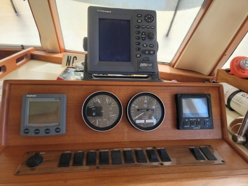 2000 Mainship 390