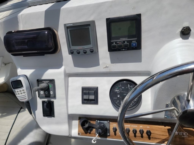 2000 Mainship 390