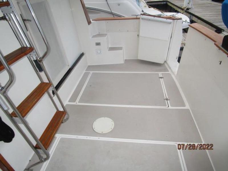 38' Bayliner aftdeck starboard