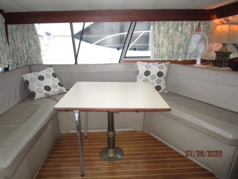 38' Bayliner salon port
