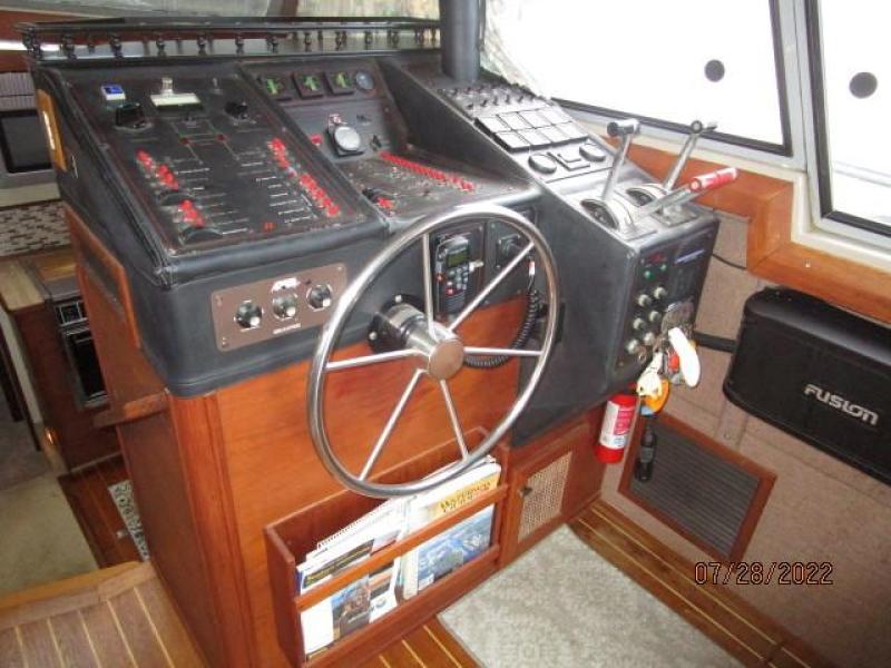 38' Bayliner lower helm1