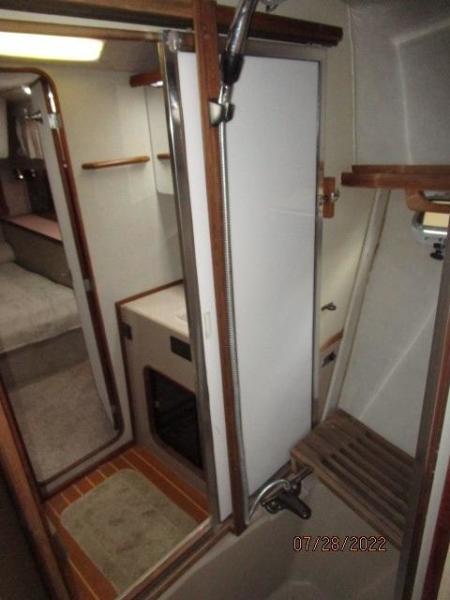 38' Bayliner master stateroom tub-shower