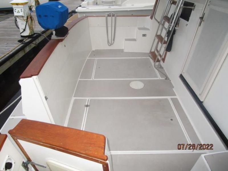 38' Bayliner aftdeck port