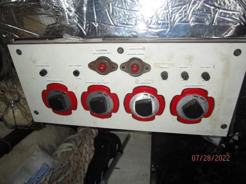 38' Bayliner battery switches
