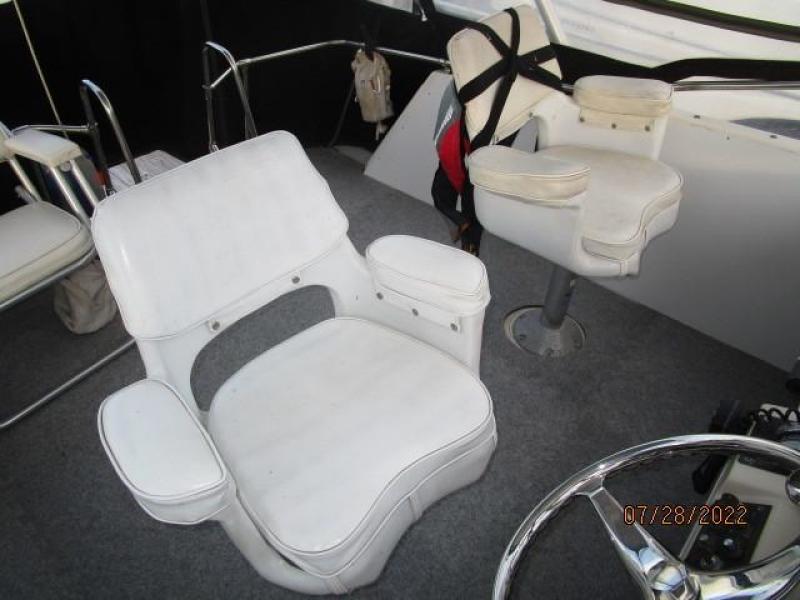 38' Bayliner flybridge helmseats
